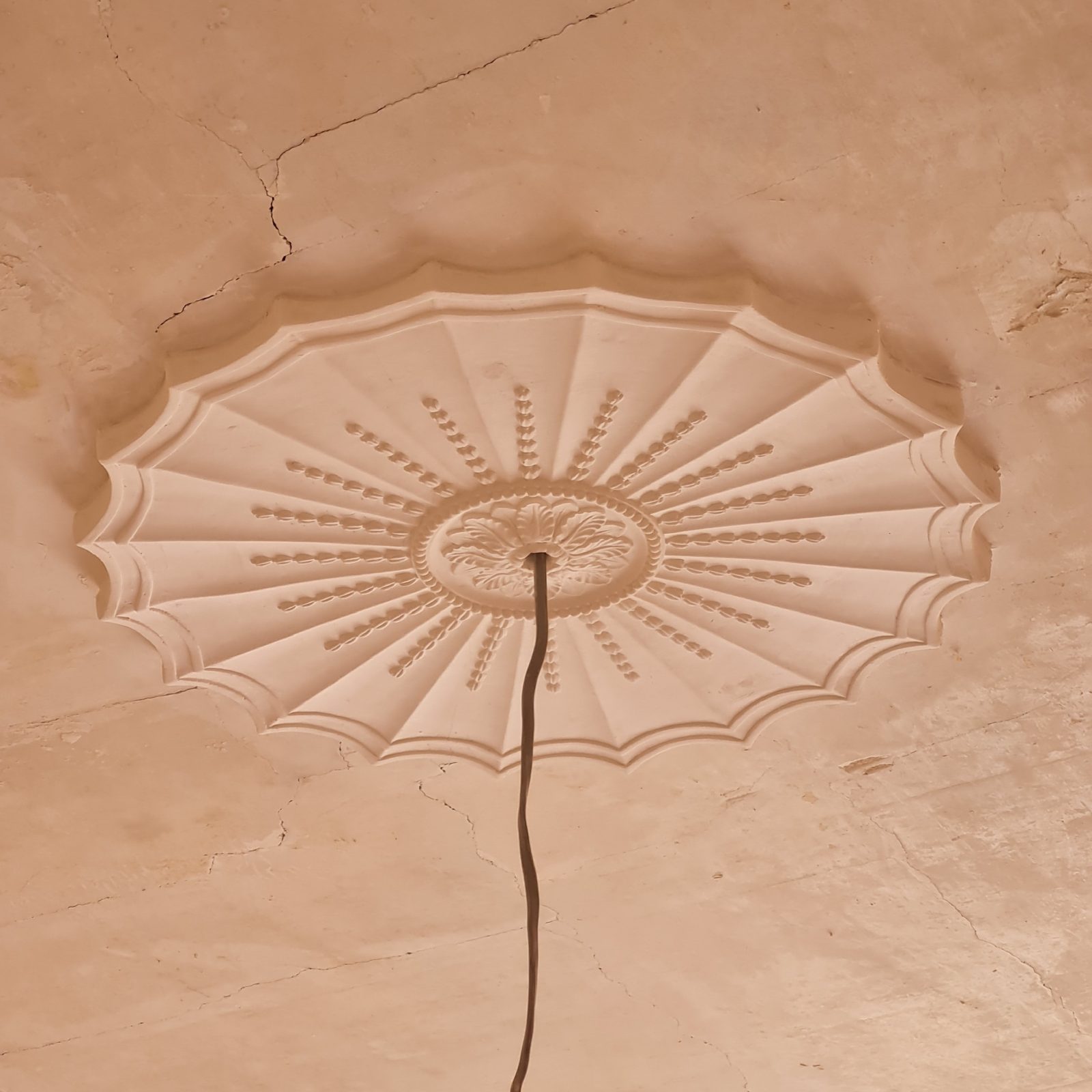 georgian-decorative-plaster-ceiling-rose-595mm-3