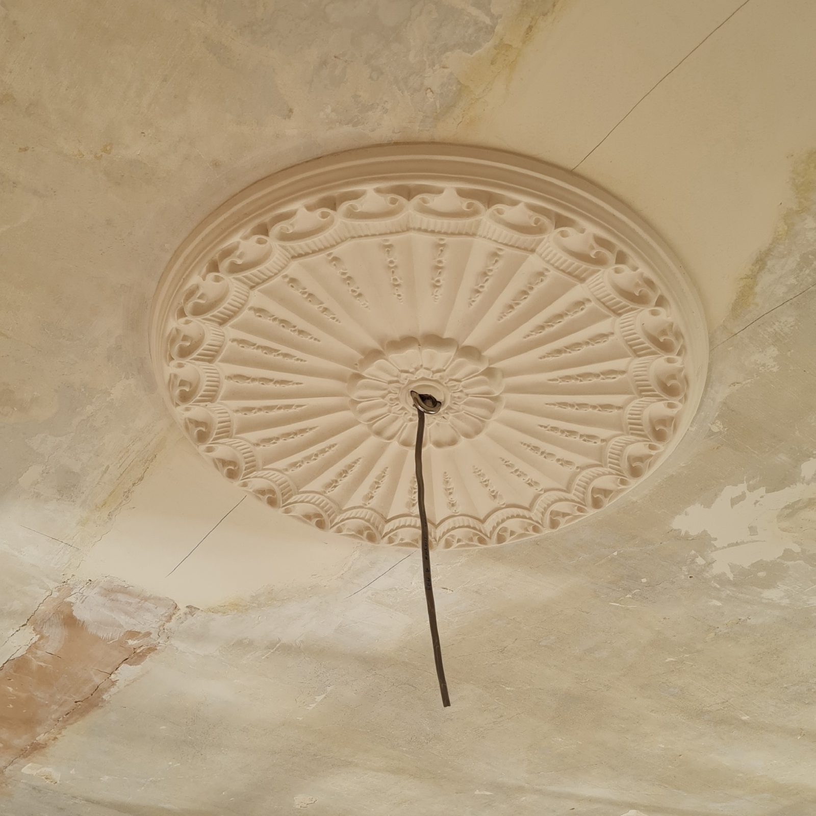 georgian-decorative-plaster-ceiling-rose-680mm-3